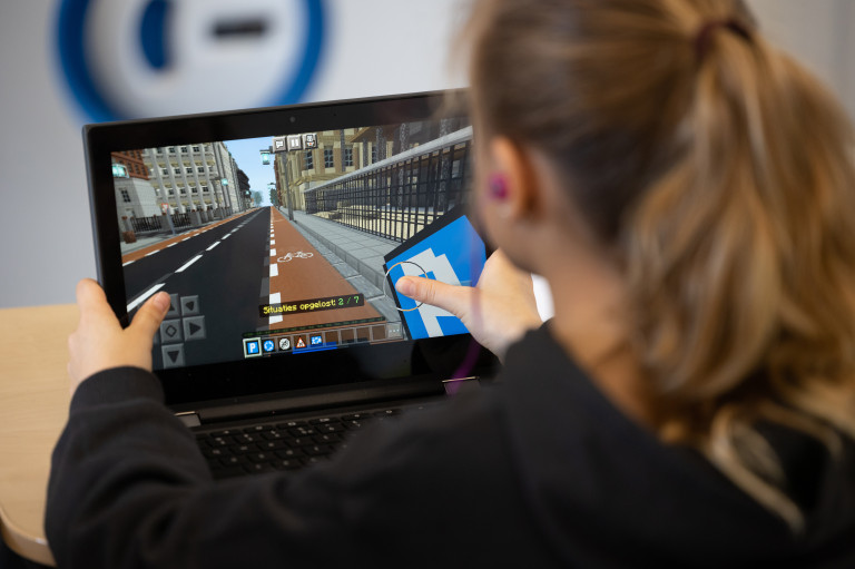 Meisje speelt VVN Minecraft Verkeerseducatie