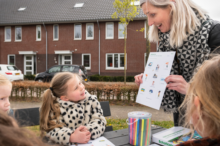 Janneke doet de VVN Schatkistspeurtocht met vijf kleuters