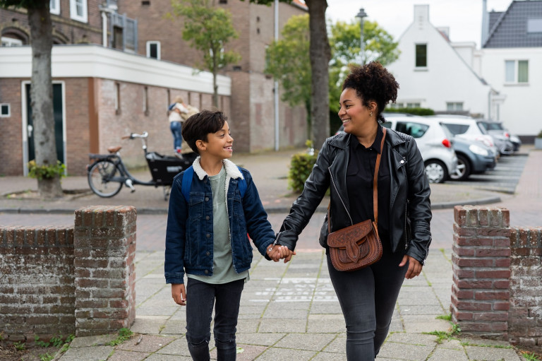 Moeder en kind lopen naar school