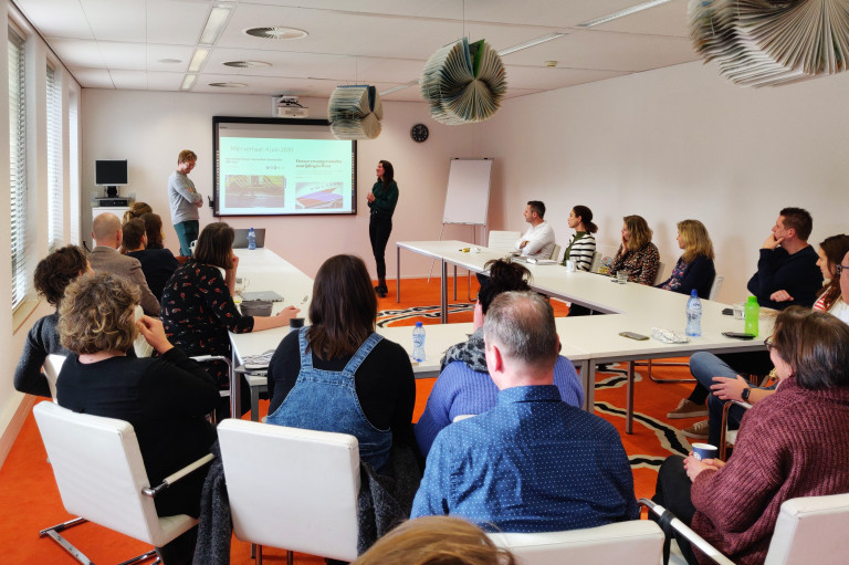 Veerle en Vincent presenteren verhaal bij Veilig Verkeer Nederland