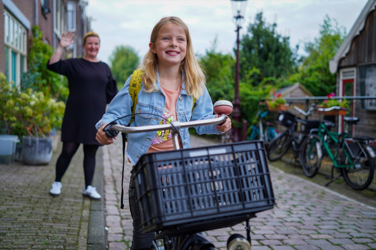 Amé fietst naar school