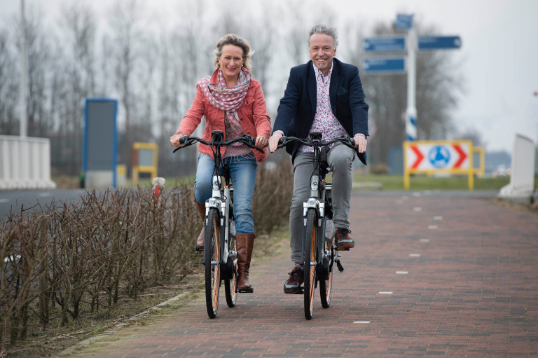 Man en vrouw op de fiets
