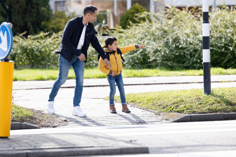 Vader en zoon steken over