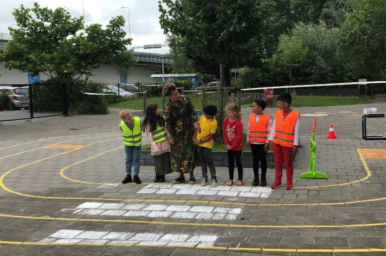 Verkeersouder doet oversteekproject op schoolplein