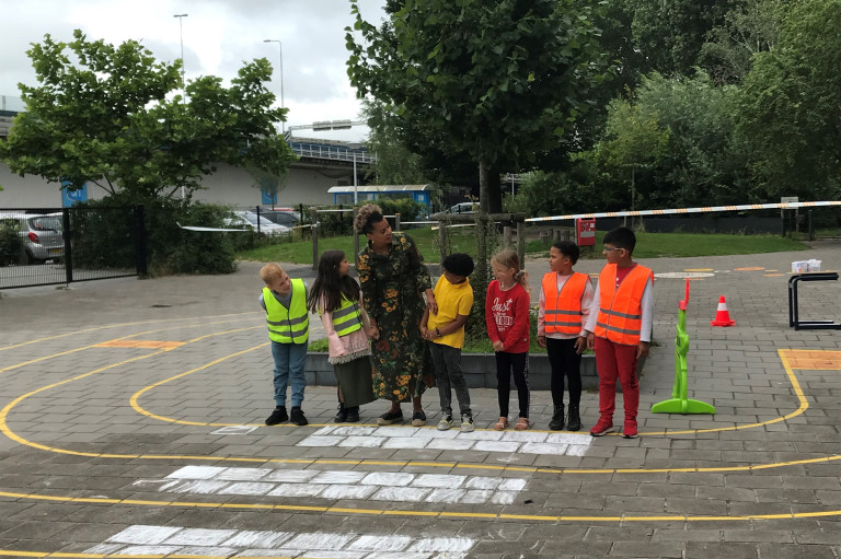 Verkeersouder doet oversteekproject op schoolplein