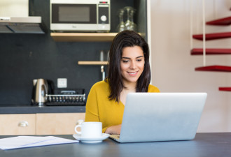 Vrouw doet e-learning vrijwilligers werven