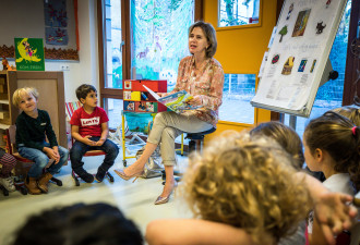 Cora van Nieuwenhuizen leest voor