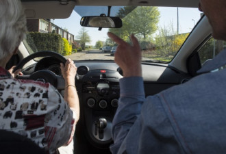 Oudere vrouw maakt praktijkrit met instructeur