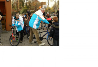 Zorgvuldig worden de fietsen gecontroleerd