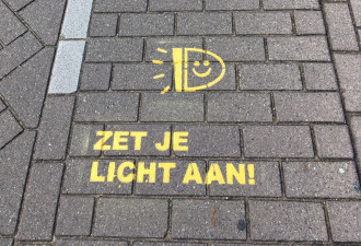 ZET JE LICHT AAN!