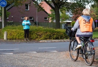 jongen doet praktisch verkeersexamen