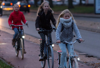 Scholieren op de fiets