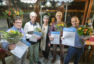 Wethouder Heleen Keur gemiddeld van de Jubilarissen. 