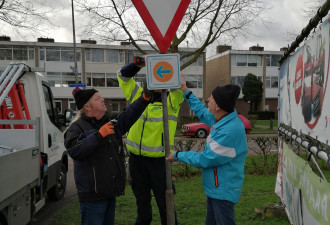 De borden zijn geplaatst door medewerkers van de gemeente, samen met vrijwilligers van VVN afd. Heusden