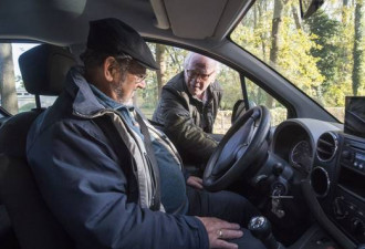 Het afschermen van de instructeur en de deelnemer in de auto is lastig, omdat het zo’n kleine ruimte is.