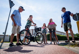 Kinderen gaan weer naar de school. Veilig Verkeer Nederland en de gemeente Hengelo bepleiten dat ouders of opa’s en oma’s een keer meefietsen om ze te wijzen op onveilige situaties. Vlnr: Gerard Zwiep, Kiki Kamans, Puck Kamans, Feline Reinhard en Maurits Westerik.