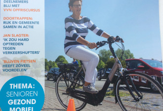 Mevrouw neemt deel aan de Opfriscursus voor Ouderen