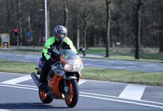 Oproep van motorrijders: check je spiegels voor het sproeien