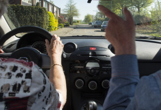 Een praktische rijproef maakt deel uit van de Opfriscursus