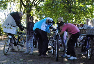 Samen met een vrijwilliger van VVN je fiets controleren