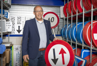 Wethouder Kees van Bokhoven uit Heusden in de verkeersborden-voorraadkast