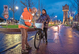 Piet helpt fietser aan goede verlichting