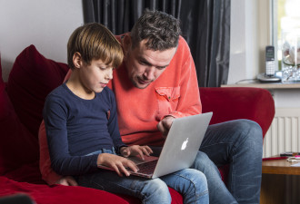 Vader en zoon oefenen het VVN Verkeersexamen