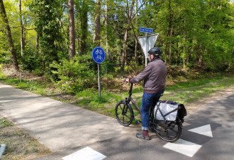 Meneer neemt deel aan e-bike dag