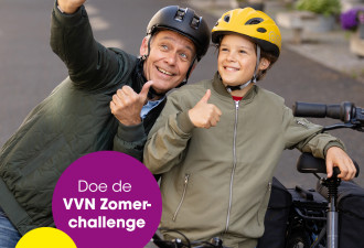 jong en oud zomerchallenge selfie helm fiets