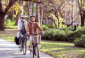 senioren, fietsen, doortrappen