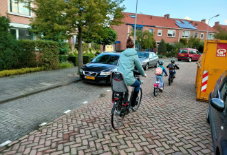 Moeder en kinderen fietsen in de buurt