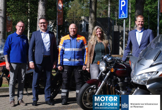 Op de foto, v.l.n.r.: Wim Taal (FEMA), Martijn van Eikenhorst (RAI Vereniging), Arjan Everink (KNMV), Cécile Collast (VVN) en Bart Stolte (IenW). Maarten Mastop van BOVAG ontbreekt op de foto.