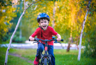 Jongen fietst met fietshelm in de herfst