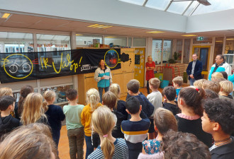 Petra Lievense spreekt de leerlingen en wethouder toe