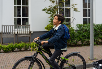 jongen op fiets