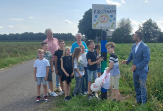 Wesley, Jurre en Hero onthullen samen met wethouder Stephan Nienhuis het door hun ontworpen verkeersbord