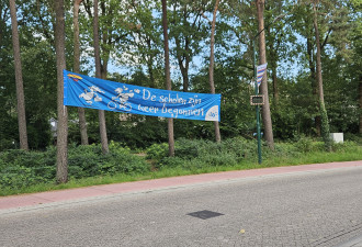 Een van de spandoeken die in elke kern hangt