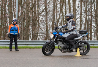 Vrouw op de motor