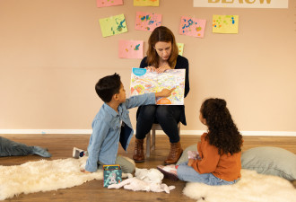 Kinderen en juf lezen Sproet en de Straathaaien