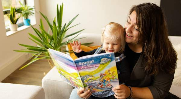 Moeder en dochter lezen uit Sproet en de Straathaaien