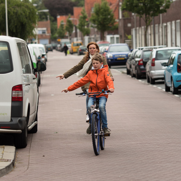 Moeder en zoon oefenen voor VVN Verkeersexamen