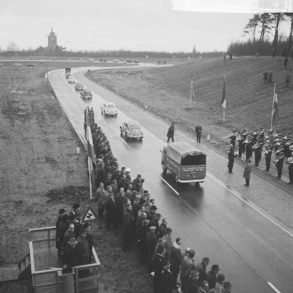 opening van een nieuwe snelweg in Amersfoort, in 1962 door minister Korthals. 