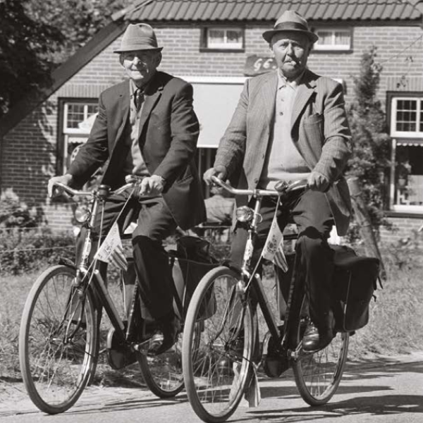 Twee mannen op een fiets in 1978