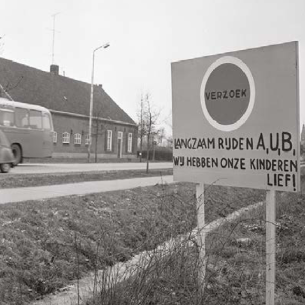 Ook in 1964 kwamen buurten al in actie voor meer verkeersveiligheid in de straat. Zoals hier in Mariaheide, waarbij automobilisten worden verzocht langzamer te rijden.