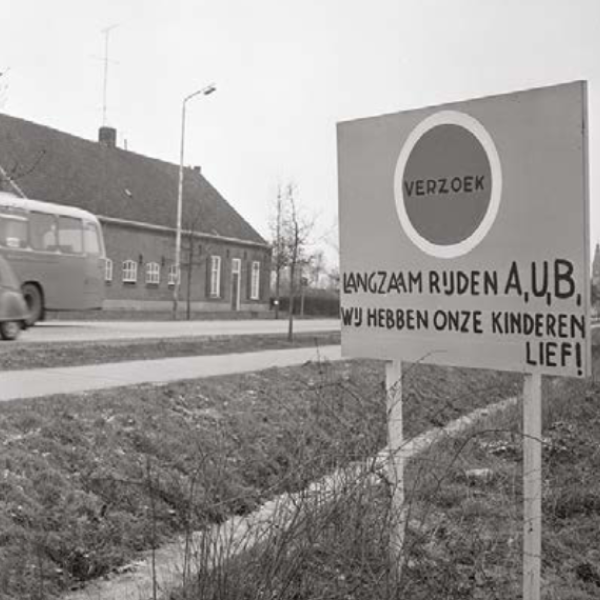 Ook in 1964 kwamen buurten al in actie voor meer verkeersveiligheid in de straat. Zoals hier in Mariaheide, waarbij automobilisten worden verzocht langzamer te rijden. 