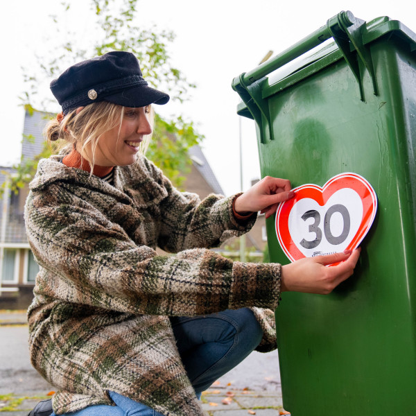 Nog een populaire VVN Buurtactie: de VVN Stickeractie! Met de 30km/uur-stickers op kliko’s komt minimaal één keer per week de maximale snelheid extra onder de aandacht.