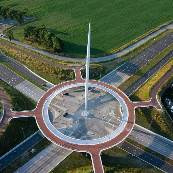 De zwevende fietsrotonde De Hovenring in eindhoven