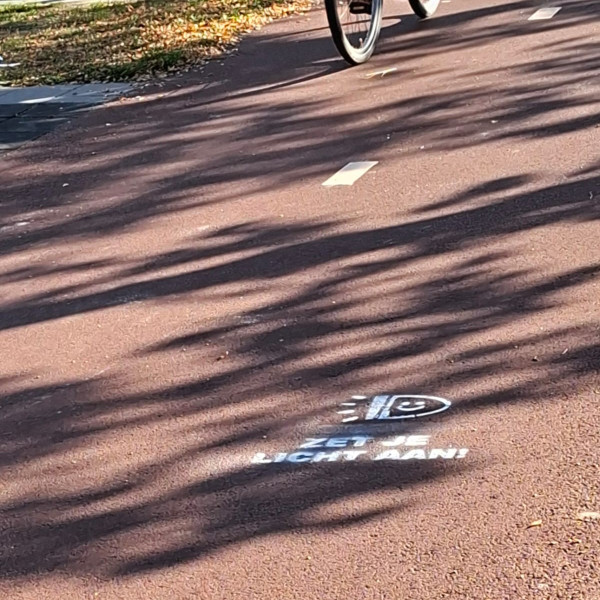 Gespoten tekst op fietspad