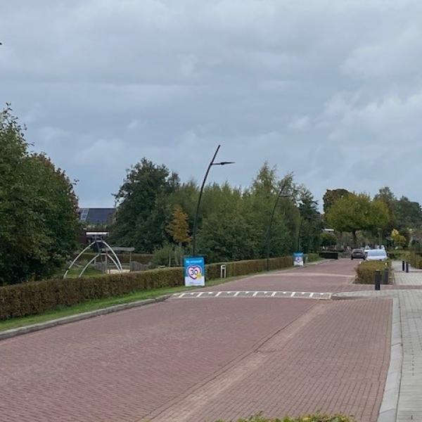 De straat waarin het sandwichbord was geplaatst