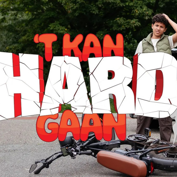 Jongen naast gevallen fatbike met tekst 't kan hard gaan'